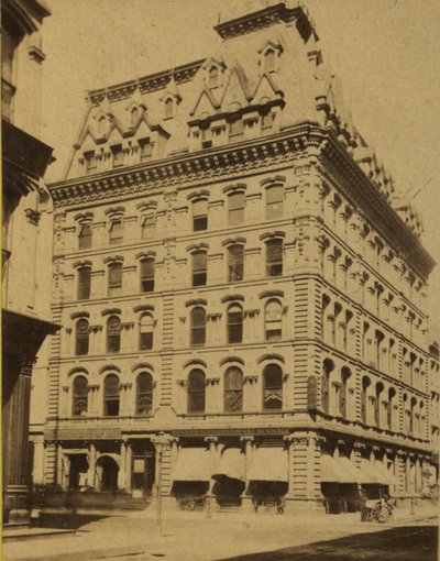 Edificio de la Compañía de Máquinas de Coser Singer. Calle Quinta (Broadway) y Calle Locust. Construido a principios de la década de 1870 de Woodward Stereoscopic Company